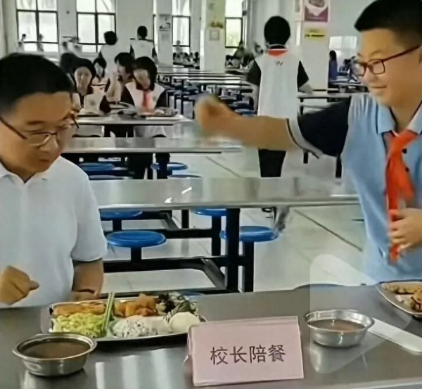 钱坛子 因“被学生抢鸡排”走红的校长病逝，其子：月初刚做心血管手术，约千人赶来送最后一程